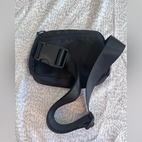 Lululemon Everywhere Belt Bag - Picture 2 of 4